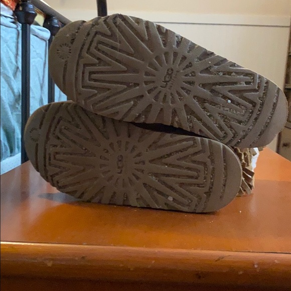 Uggs fringe boots size 4 - Picture 4 of 4